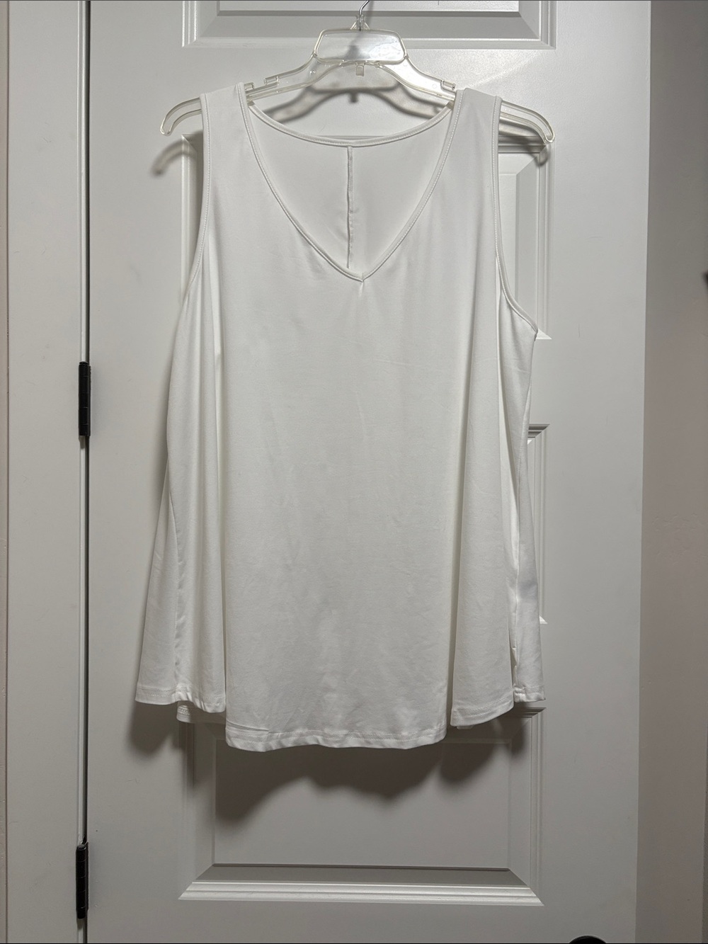 SHEIN White V-Neck Sleeveless Tank Top